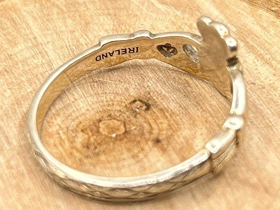 The JMH mark on this piece