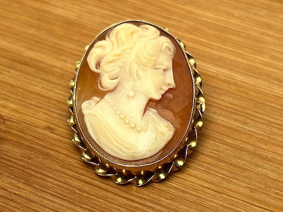 Elegant 10K Gold Vintage Cameo Brooch and Pendant