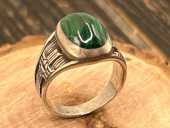 Vintage Malachite Sterling Silver Ring with Native-Inspired Design, Size 8 1/2, 9.36g