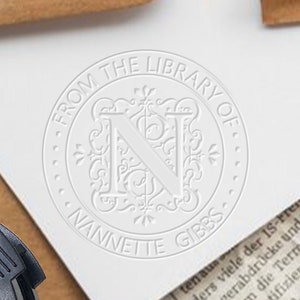Monogramma gotico Biblioteca Libro Embosser / Nome Iniziale Rotondo Libro Timbro Personalizzato Dalla Biblioteca di Book Embosser, Book Embosser Personalizzato