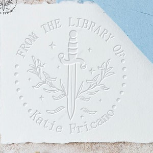 Relevo de livro de espada personalizado com seu nome, relevo de biblioteca de espada, carimbos de biblioteca personalizados, relevo de biblioteca de livros, presente para amantes de livros