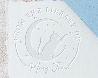 Livre chat en gaufrage personnalisé avec votre nom, chat avec gaufrage de bibliothèque de livres, tampons de bibliothèque personnalisés, cadeau pour les amateurs de livres. timbre d'épée