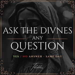 Könnte beinhalten: Dunkles Bild mit einer Steinskulptur einer verschleierten Figur. Der Text "ASK THE DIVINES ANY QUESTION" wird in Weiß angezeigt, darunter "YES / NO ANSWER - SAME DAY". Verzierter Rahmen.