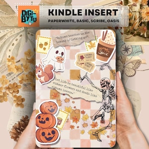 Könnte beinhalten: Ein digitaler Planer-Umschlag mit kariertem Hintergrund und herbstlichen Stickern. Die Sticker zeigen ein Gespenst, ein Eichhörnchen, ein Skelett, einen Kürbisgewürz-Latte und ein Kinokarte. Der Text auf dem Umschlag lautet "Der Herbst lehrt uns die Schönheit des Loslassens" und "Lass das Leben schön sein wie Sommerblumen und der Tod wie Herbstblätter."