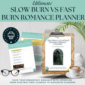 以下が含まれることがあります： 「Ultimate Slow Burn vs Fast Burn Romance Planner」と「Slow Burn vs Fast Burn Romance Planner Checklist」というテキストのプランナーが表示されています。画像には、クリップボード、チェックリスト、コーヒーカップ、メガネが含まれています。プランナーはロマンタジー作家向けです。