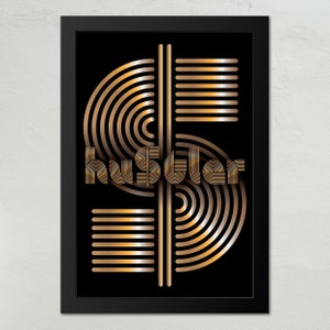 Puede incluir: Una impresión enmarcada en negro y dorado con la palabra "Hustler" en una fuente estilizada. La palabra está rodeada por un patrón geométrico de círculos y líneas superpuestos.