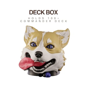 Può includere: Un deck box a forma di testa di cane color marrone chiaro e bianco con la lingua rossa di fuori, occhi viola e un collare nero con un ciondolo viola. Il testo sopra recita DECK BOX HOLDS 100+ COMMANDER DECK in caratteri neri su sfondo bianco.
