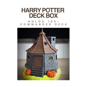 Op de afbeelding: Een 3D-geprinte deck box in de vorm van een stenen hut met een bruin kegelvormig dak, een houten deur en een schoorsteen. De tekst HARRY POTTER DECK BOX HOLDS 100+ COMMANDER DECK is zichtbaar. Twee oranje pompoenen staan op een felgele basis.