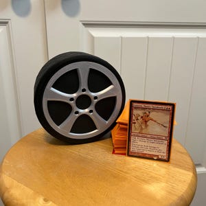 Pneu MTG Deck Box - Porte-cartes unique pour un rangement inspiré de la course, Magic the Gathering