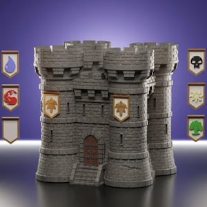 Puede incluir: Un modelo de castillo de piedra gris con múltiples torres y una puerta de madera. El castillo presenta banderas decorativas con varios símbolos, incluyendo una gota de agua, una calavera y un sol. El modelo está sobre un fondo púrpura.