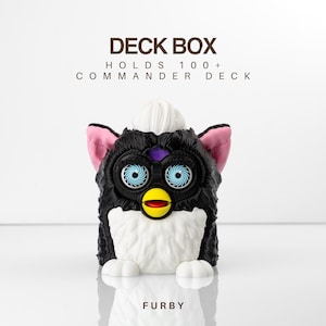 Caja para mazos Magic: The Gathering Furby – Divertido soporte para cartas Commander con diseño de meme. Capacidad para 100 cartas con doble funda.