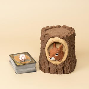 Envio internacional | Caixa de baralho Squirrel | Porta-cartão exclusivo Tree Stump | Caixa de dados MTG | Presente Woodland para jogadores