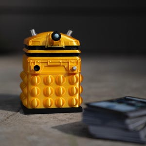 Coffret de jeu Commandant Dalek | Porte-cartes de méchant de science-fiction | Cadeau unique de stockage de TCG pour lui