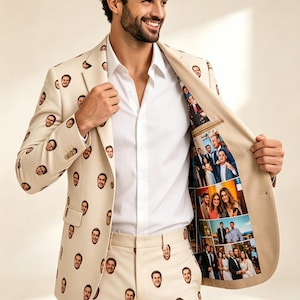 Peut inclure: Un costume beige composé d'une veste et d'un pantalon assorti, orné d'un motif répétitif représentant un visage. La doublure intérieure de la veste présente un collage de photographies en couleur montrant des groupes de personnes en tenue formelle.