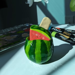 Handgemachte Wassermelone Popsicle Ton Dekor, Cartoon Ton Figur, Kreative Schreibtisch Dekor, Tonskulptur, Einzigartiges Geschenk, entzückende Tisch Dekor