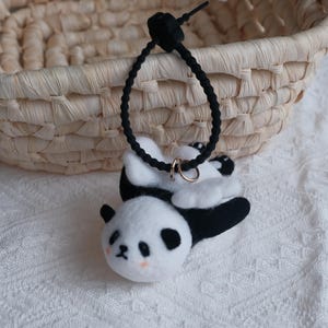 Colgante de panda para bolso hecho a mano con fieltro de lana, colgante de panda de fieltro de lana, decoración de bolso con panda de dibujos animados, adorno de panda, arte hecho a mano, regalo único