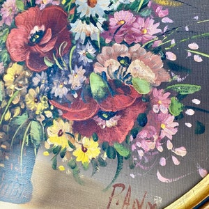 Pu&ograve; includere: Un dipinto incorniciato di un mazzo di fiori in tonalit&agrave; di rosso, rosa, bianco e giallo. I fiori sono disposti in un vaso e il dipinto &egrave; firmato "P.A.W." nell'angolo in basso a destra.