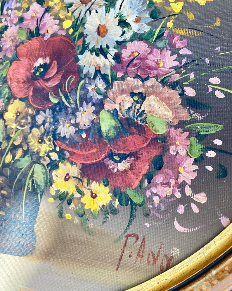 Pu&ograve; includere: Un dipinto incorniciato di un mazzo di fiori in tonalit&agrave; di rosso, rosa, bianco e giallo. I fiori sono disposti in un vaso e il dipinto &egrave; firmato "P.A.W." nell'angolo in basso a destra.