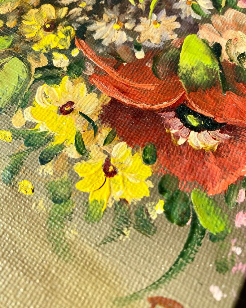 Pu&ograve; includere: Un primo piano di un dipinto di un mazzo di fiori. I fiori sono dipinti in tonalit&agrave; di rosso, giallo, bianco e verde. Il dipinto &egrave; realizzato su una tela testurizzata.