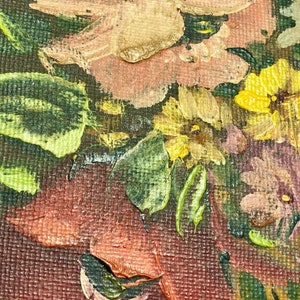 Pu&ograve; includere: Un primo piano di un dipinto che raffigura un'arrangiamento floreale con fiori rosa, gialli e verdi. I fiori sono dipinti in uno stile testurizzato, dando al dipinto un effetto tridimensionale.