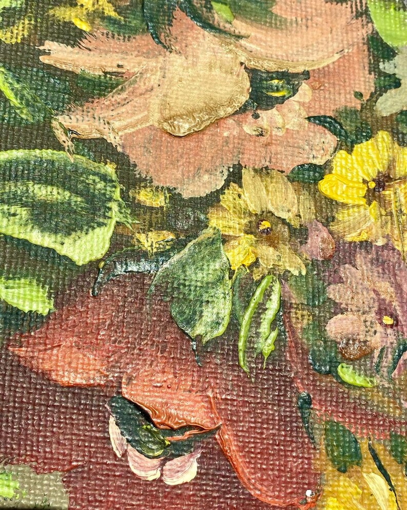 Pu&ograve; includere: Un primo piano di un dipinto che raffigura un'arrangiamento floreale con fiori rosa, gialli e verdi. I fiori sono dipinti in uno stile testurizzato, dando al dipinto un effetto tridimensionale.
