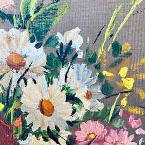 Pu&ograve; includere: Un primo piano di un dipinto che rappresenta un mazzo di fiori bianchi e rosa con foglie verdi. I fiori sono dipinti in uno stile realistico con pennellate visibili.