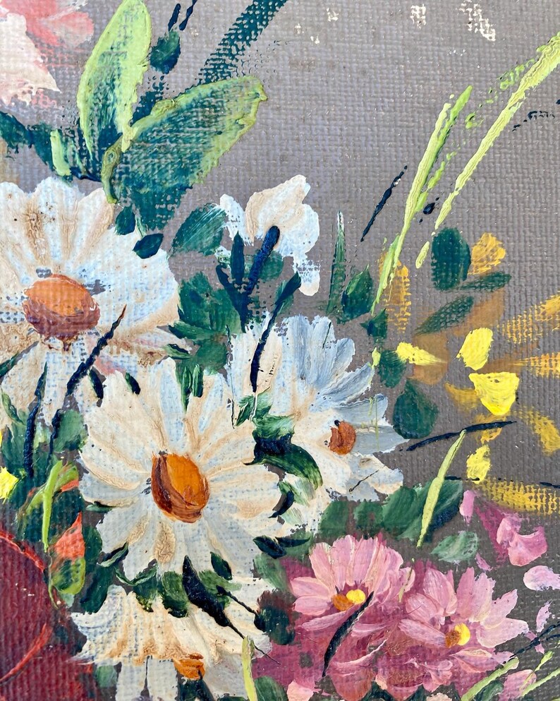 Pu&ograve; includere: Un primo piano di un dipinto che rappresenta un mazzo di fiori bianchi e rosa con foglie verdi. I fiori sono dipinti in uno stile realistico con pennellate visibili.