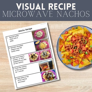 Op de afbeelding: Een visueel recept voor nachos in de magnetron in vijf stappen. De stappen worden geïllustreerd met foto's van de ingrediënten en het eindproduct. Het eindproduct is een bord nachos met gehakt, tomaten en lente-uitjes.