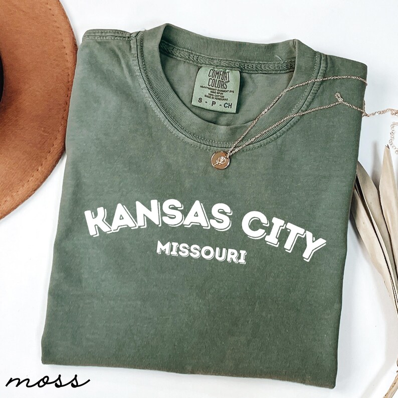 Kansas City Missouri Shirt, Trendy Graphic Tee, Retro Style T-shirt, Vintage Look, Casual Tops, Souvenir Apparel, Gift Idea