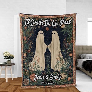 K&ouml;nnte beinhalten: Eine Tapisserie mit einem floralen Muster und zwei wei&szlig;en Geistern, die sich die H&auml;nde halten. Der Text "Til Death Do Us Part" befindet sich oben und "John & Emily 01-10-2023" unten.