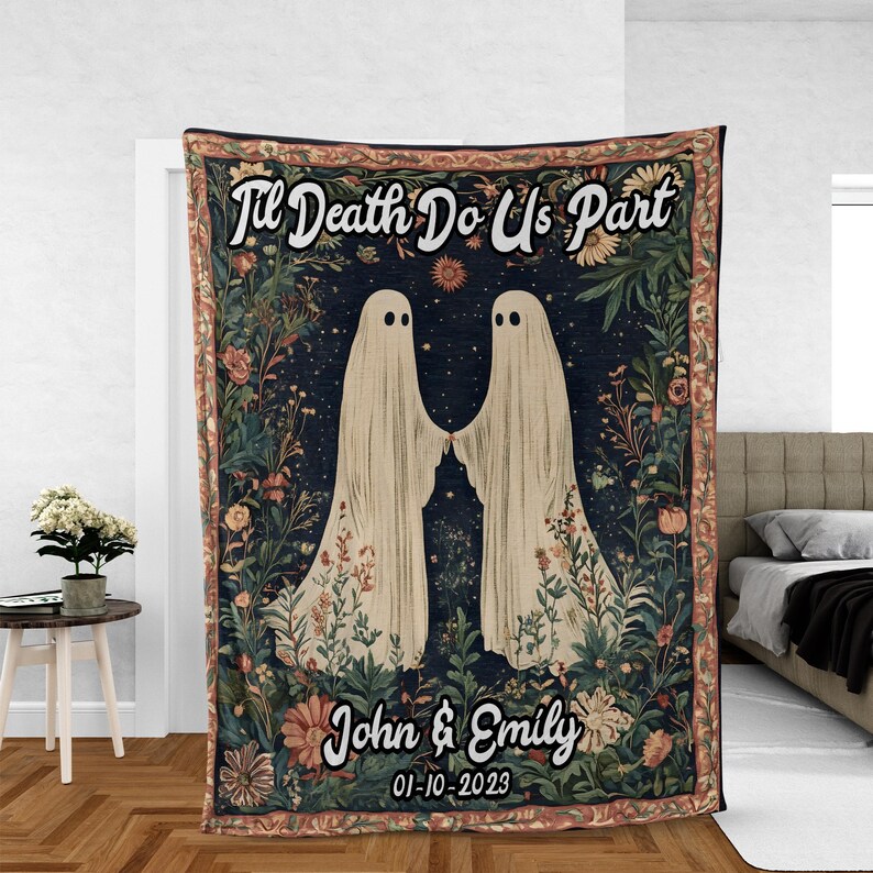 K&ouml;nnte beinhalten: Eine Tapisserie mit einem floralen Muster und zwei wei&szlig;en Geistern, die sich die H&auml;nde halten. Der Text "Til Death Do Us Part" befindet sich oben und "John & Emily 01-10-2023" unten.