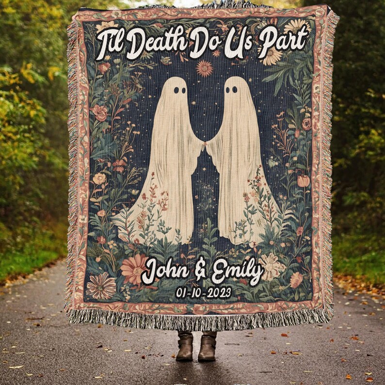 K&ouml;nnte beinhalten: Eine Wandteppich-Decke mit dunkelblauem Hintergrund, auf der zwei wei&szlig;e Geister mit floralen Akzenten zu sehen sind. Der Text "Til Death Do Us Part" befindet sich oben auf der Decke, und die Namen "John & Emily" sowie das Datum "01-10-2023" befinden sich unten.