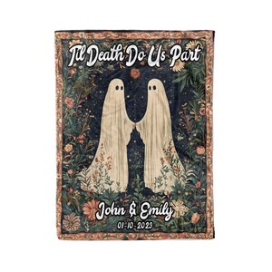 K&ouml;nnte beinhalten: Eine Decke im Tapisserie-Stil mit dunkelblauem Hintergrund, auf der zwei wei&szlig;e Geister Hand in Hand stehen. Der Text "Til Death Do Us Part" ist in Wei&szlig; &uuml;ber den Geistern geschrieben. Der Text "John & Emily" und das Datum "01-10-2023" sind unter den Geistern geschrieben.