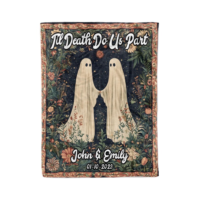 K&ouml;nnte beinhalten: Eine Decke im Tapisserie-Stil mit dunkelblauem Hintergrund, auf der zwei wei&szlig;e Geister Hand in Hand stehen. Der Text "Til Death Do Us Part" ist in Wei&szlig; &uuml;ber den Geistern geschrieben. Der Text "John & Emily" und das Datum "01-10-2023" sind unter den Geistern geschrieben.