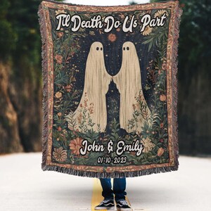 K&ouml;nnte beinhalten: Eine Tapisserie-Deckendecke mit dunkelblauem Hintergrund, auf der zwei wei&szlig;e Geister Hand in Hand stehen. Der Text "Til Death Do Us Part" befindet sich oben auf der Decke. Die Namen "John & Emily" und das Datum "01-10-2023" befinden sich unten auf der Decke.