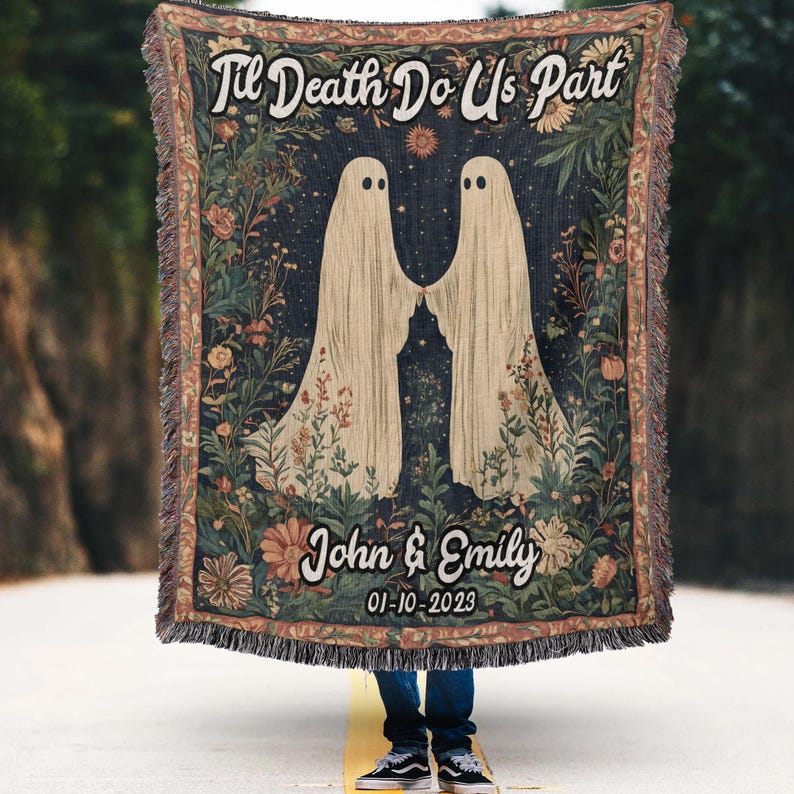 K&ouml;nnte beinhalten: Eine Tapisserie-Deckendecke mit dunkelblauem Hintergrund, auf der zwei wei&szlig;e Geister Hand in Hand stehen. Der Text "Til Death Do Us Part" befindet sich oben auf der Decke. Die Namen "John & Emily" und das Datum "01-10-2023" befinden sich unten auf der Decke.