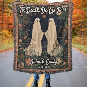 K&ouml;nnte beinhalten: Eine Tapisserie-Decke mit dunkelblauem Hintergrund, auf der zwei wei&szlig;e Geister Hand in Hand stehen. Der Text "Til Death Do Us Part" ist in Wei&szlig; &uuml;ber den Geistern geschrieben. Unter den Geistern steht der Text "John & Emily 01-10-2023" in Wei&szlig;.