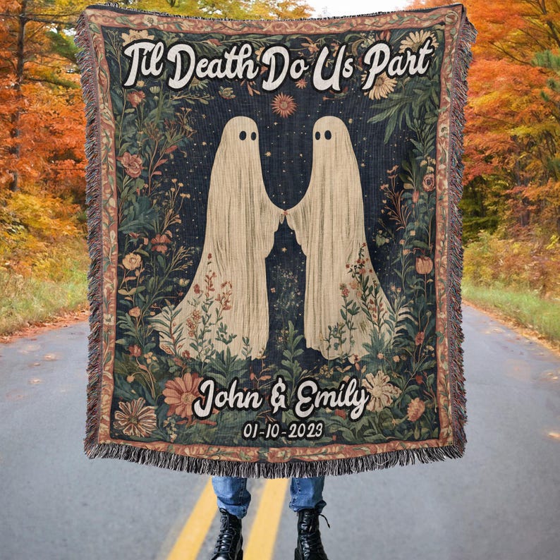 K&ouml;nnte beinhalten: Eine Tapisserie-Decke mit dunkelblauem Hintergrund, auf der zwei wei&szlig;e Geister Hand in Hand stehen. Der Text "Til Death Do Us Part" ist in Wei&szlig; &uuml;ber den Geistern geschrieben. Unter den Geistern steht der Text "John & Emily 01-10-2023" in Wei&szlig;.