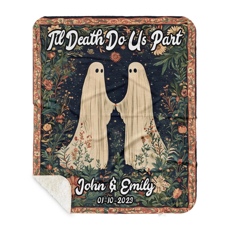 K&ouml;nnte beinhalten: Eine Decke im Tapisserie-Stil mit dunkelblauem Hintergrund und floralen Mustern. Zwei wei&szlig;e Geisterfiguren halten sich in der Mitte der Decke an den H&auml;nden. Der Text "Til Death Do Us Part" befindet sich &uuml;ber den Geistern, und der Text "John & Emily 01-10-2023" befindet sich unter den Geistern.
