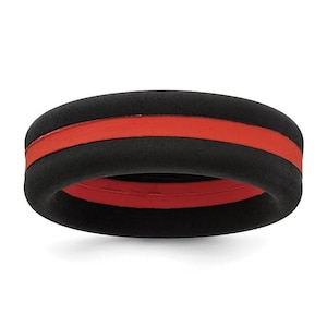 Könnte beinhalten: Ein schwarzer Silikonring mit einem leuchtend roten Streifen. Der Ring hat ein glattes, abgerundetes Design und ein kontrastreiches Farbschema. Dieser Ring ist ein schlichtes, aber auffälliges Accessoire.