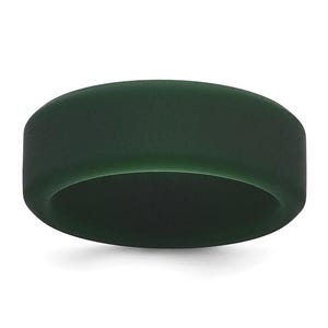 Op de afbeelding: Een donkergroene siliconen ring. De ring heeft een gladde, matte afwerking en is effen van kleur. De ring heeft een eenvoudig bandontwerp, geschikt voor dagelijks gebruik. De ring is een effen, naadloze band.