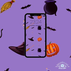 Può includere: Uno smartphone con uno sfondo a tema Halloween con cappello da strega, zucca, calderone e pipistrelli. Lo schermo mostra l'ora 23:24, martedì 11 gennaio. Lo sfondo è un motivo ripetuto di elementi di Halloween.