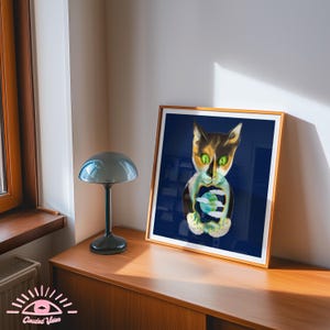 Può includere: Una stampa artistica incorniciata raffigurante un gatto con occhi verdi e un design unico. Il corpo del gatto è aperto, rivelando una rappresentazione di nuvole e della terra. L'opera d'arte è ambientata su uno sfondo blu scuro e incorniciata in una cornice di legno. Una piccola lampada grigia è su una superficie di legno.