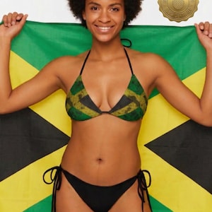 Könnte beinhalten: Ein Set aus drei Keramikbechern mit gesprenkelter, matter Oberfläche. Die Becher sind in Creme-, Hellbraun- und Dunkelbrauntönen gehalten. Jeder Becher hat ein schlichtes, minimalistisches Design.