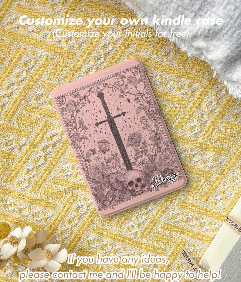 Peut inclure: &Eacute;tui Kindle rose avec un motif floral et une t&ecirc;te de mort, avec une &eacute;p&eacute;e. L'&eacute;tui porte le texte "Customize your own kindle case" et "Customize your initials for free". Le nom "Daisy" est &eacute;galement visible.