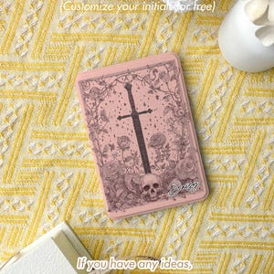 Peut inclure: Un &eacute;tui Kindle rose avec un motif d'&eacute;p&eacute;e noire, des roses, des papillons et un cr&acirc;ne. L'&eacute;tui porte le nom "Daisy". Le texte sur l'&eacute;tui dit "Personnalisez votre propre &eacute;tui Kindle" et "Personnalisez vos initiales gratuitement".