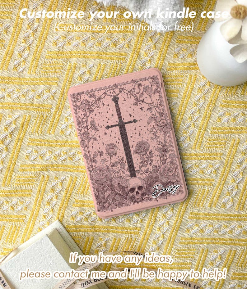 Peut inclure: Un &eacute;tui Kindle rose avec un motif d'&eacute;p&eacute;e noire, des roses, des papillons et un cr&acirc;ne. L'&eacute;tui porte le nom "Daisy". Le texte sur l'&eacute;tui dit "Personnalisez votre propre &eacute;tui Kindle" et "Personnalisez vos initiales gratuitement".