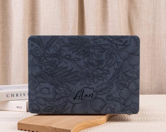 Personalisierte geprägte blaue Blumen Leder Hartschale für MacBook M4 A3241 A3112 M3 Air 15 A3114 MacBook Pro 16 15 14 13, 2025 Laptoptasche