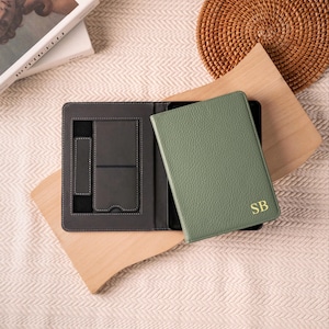 Anpassat Kindle-skal i litchiläder, Kindle Colorsoft-skal, Paperwhite 12th 7'' med rem och stativ, automatisk väckning/viloläge, magnetiskt bakstativ