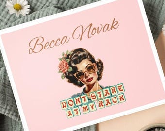 Puede incluir: Una impresión rosa con una ilustración retro de una mujer con gafas de sol y una flor. La impresión incluye el texto "Becca Novak" y "DON'T STARE AT MY RACK" en un estilo retro y divertido.